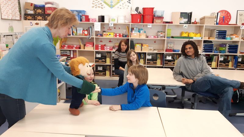 Frau Schröder und Emil begrüßen die Kinder